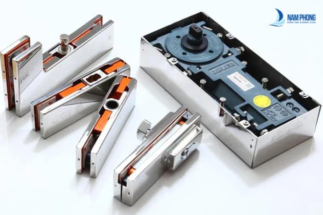 Bản lề cửa kính cường lực loại nào tốt? hướng dẫn chọn mua phù hợp