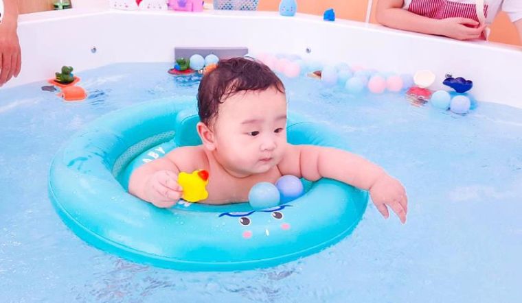 Bơi thủy liệu cho bé từ mấy tháng tuổi - lợi ích và hướng dẫn chi tiết